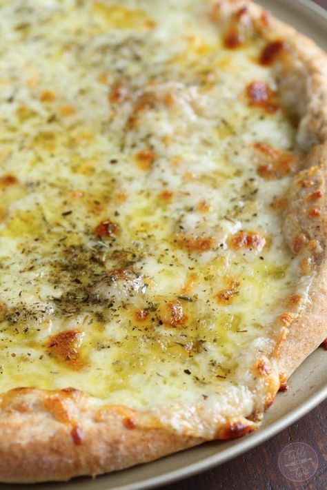 A classic white pizza with a whole-wheat blend crust is the perfect cheesy, oily, and garlic-y pizza for any day of the week! Homemade White Pizza, White Pizza Recipe, Pizza Blanca, White Pizza Recipes, Delicious Pizza Recipes, Calzone Pizza, Pizza Bianca, Pesto Pizza, Meal Prep Plans