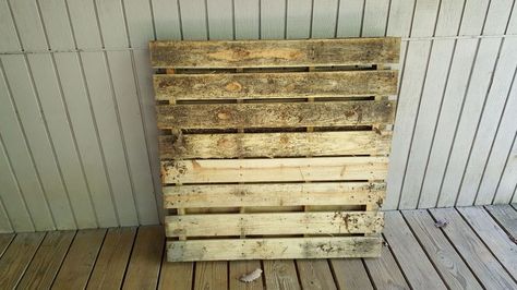 Pallet Sign and Garden Planter All In One How To Make A Pallet Stand Up, Projects Made From Pallets, What To Do With Pallets Ideas, Ideas For Wooden Pallets, One Pallet Projects Diy, Diy Pallet Floating Shelves, Decorating Pallets Ideas, Using Pallets On Walls, Single Pallet Ideas