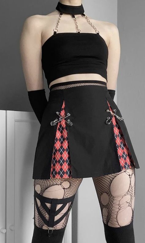 Cyberpunk Outfit Skirt, Mini Skirt Outfit Drawing, Mini Skirt Outfit Alt, Pleats Outfit, Leg Garters, Short Skirts Outfits, Punk Skirt, Alt Clothes, Skirt Tutorial