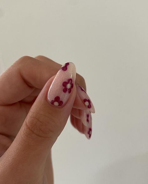 Summer Nails Flowers, Red Flower Nails, Summer Nails Red, Flowers On Nails, Cool Summer Nails, Nails With Flowers, Red Summer Nails, Nail Flower, Girls Nail Designs