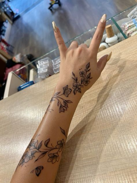 Cute Outline Tattoos For Women, Tattoos With Deep Meaning For Black Women, Hand Tattoos Wrap Around, Tiger Lily Vine Tattoo, Arm Sleeve With Small Tattoos, Personalized Tattoos Ideas, Leo Forearm Tattoo Women, Baddie Tats Arm Sleeve Small, Hibiscus Flower Back Tattoos