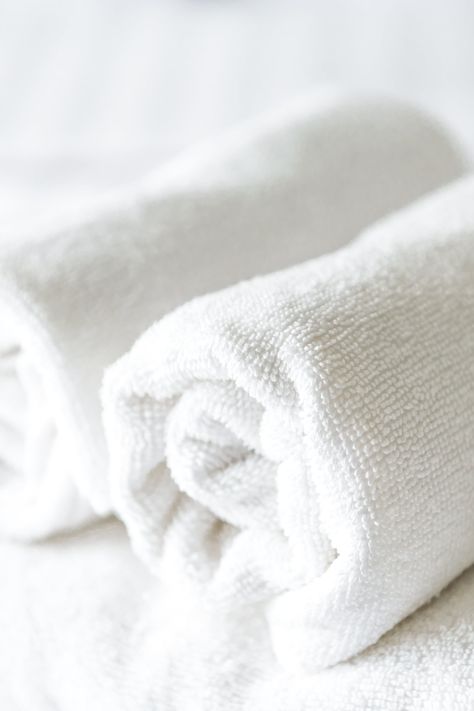 Looking to Unwind? Here's How to Make Your Own Spa-Grade Eucalyptus Towels From Home Eucalyptus Towels, Easy Recycled Crafts, Spa Essential Oils, Fun And Easy Diys, Diy Eucalyptus, Women In Their 20s, Cold Towels, Small Storage Containers, Best Gifts For Women