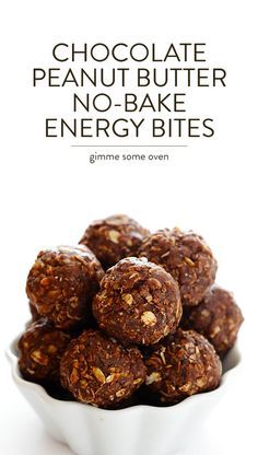 Chocolate Peanut Butter No-Bake Energy Bites -- quick and easy to make, and naturally sweetened with honey | gimmesomeoven.com Granola Balls, No Bake Energy Bites, Peanut Butter No Bake, Gimme Some Oven, Protein Bites, Snacks Saludables, Protein Ball, Energy Bites, Protein Snacks