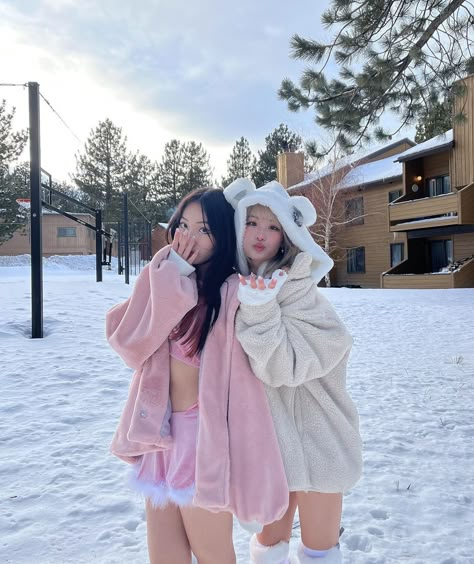 Ulzzang Best Friends, Friendship Photoshoot, Korean Best Friends, Bff Pictures, Friend Poses, Cute Poses For Pictures, Discord Server, Friend Photoshoot, Friends Poses