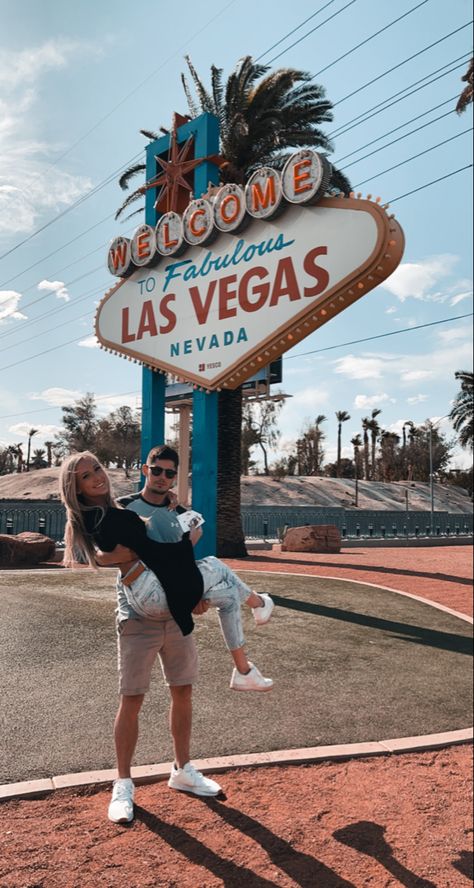 Las Vegas sign couple photos couple poses Las Vegas With Boyfriend, Las Vegas Couple Aesthetic, Couple Las Vegas, Vegas Couple, Las Vegas Couple Pictures, Vegas Couple Pictures, Laa Vegas, Las Vegas Pictures, Vegas Sign