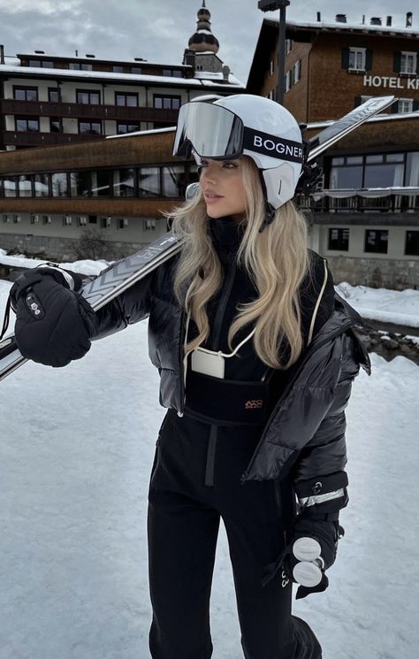 Afterski Outfit, Skii Outfit, Ski Girl Aesthetic, Mode Au Ski, Ski Outfit For Women, Ski Girls, Snowboarding Aesthetic, Ski Fits, Ski Trip Outfit