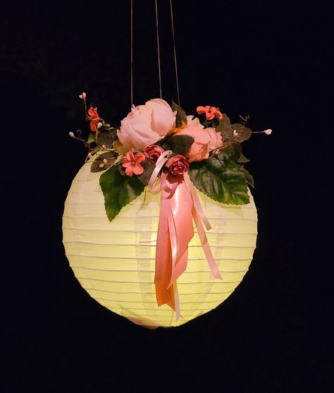 Paper Lantern Centerpieces, Lantern Aesthetic, Paper Lantern Decor, Paper Lanterns Diy, Hanging Paper Lanterns, Floating Lanterns, Bridal Gift Wrapping Ideas, Lantern Centerpieces, Spring Shower