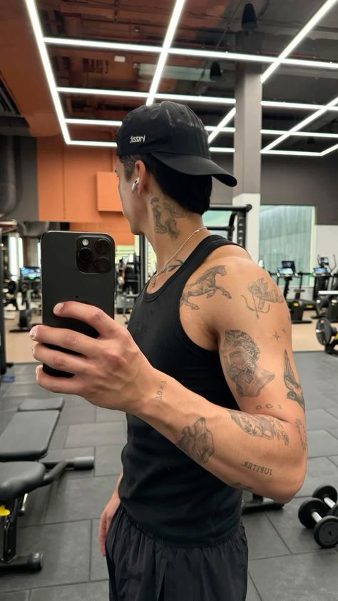 Shoulder And Arm Tattoo, Tattoo Homme, Circular Tattoo, Shoulder Tats, Tatted Men, Small Girly Tattoos, Matching Best Friend Tattoos, Simple Tattoos For Guys, Small Shoulder Tattoos