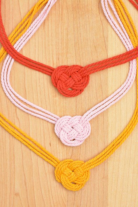 This macrame necklace is SO PRETTY! It's such a great DIY jewelry craft that both kids and adults will love. Make a braided necklace, or a Celtic heart necklace. Both of these macrame necklace patterns are perfect for beginners. All you need is 15 minutes and some macrame cord! Such a fun and easy macrame craft idea! Simple Macrame Necklace, Braided Necklace Diy, Macrame Choker Diy, Diy Macrame Necklace, Choker Patterns, Heart Macrame, Diy Macrame Earrings, Celtic Heart Knot, Macrame Choker