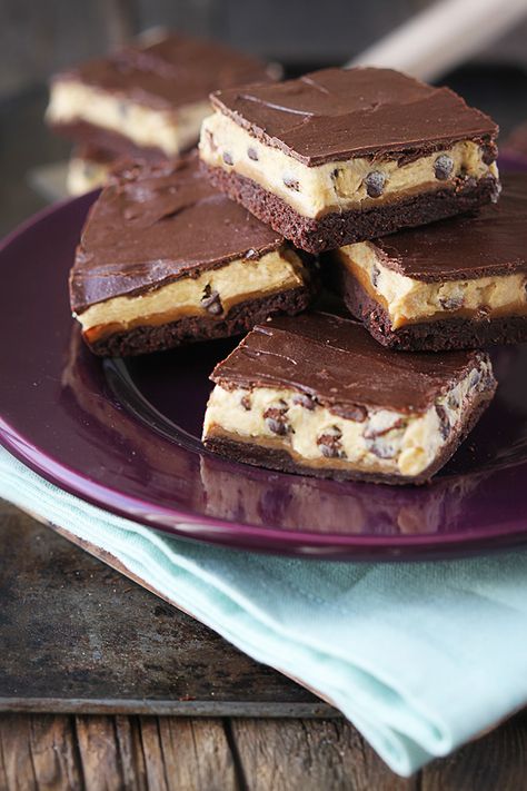 Trillionaire Bars, Baking Squares, Salty Chocolate Chip Cookies, Billionaire Bars, Royal Food, Chocolate Chip Cookie Dough Brownies, Yummy Bars, Sugar Addict, Chocolate Decadence