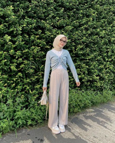 Ootd Crop Top Hijab, Hijab Aesthetic, Casual Hijab, Casual Hijab Outfit, Outfit Hijab, Crop Top Outfits, Ootd Hijab, Long Crop Top, Hijab Style