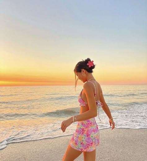 Beach Girl Aesthetic, Beachy Aesthetic, Summer Vision Board, Summer Lifestyle, Coconut Girl Aesthetic, Summer Picture Poses, Hawaii Outfits, Summer Vision, Beach Inspo