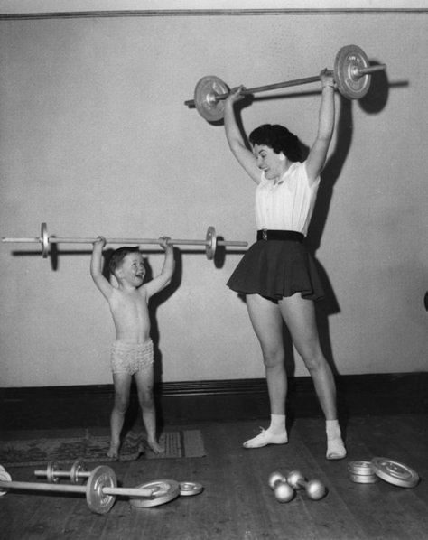 Aw! This mother-son team wins the 1959 Home Olympics. | 20 Redonk Ways People Worked Out In The Olden Days Luis Gonzaga, Retro Fitness, Olden Days, Pilates Studio, Keep Fit, Body Building Women, Kettlebell, You Fitness, Strength Training