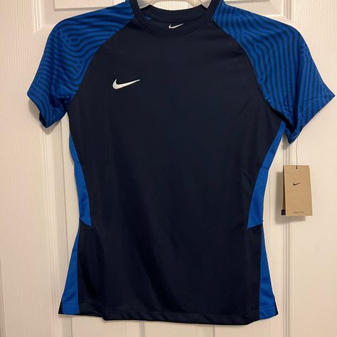 Nike Dri-Fit Women’s Small Football/Soccer Cw3555-419 Nwt Nike Dri Fit Outfits, Training Clothes Women, Sports List, Nike Shirts Women's, Soccer Clothes, Nike Women Outfits, Nike Outfit, Tennis Shirt, Soccer Outfits