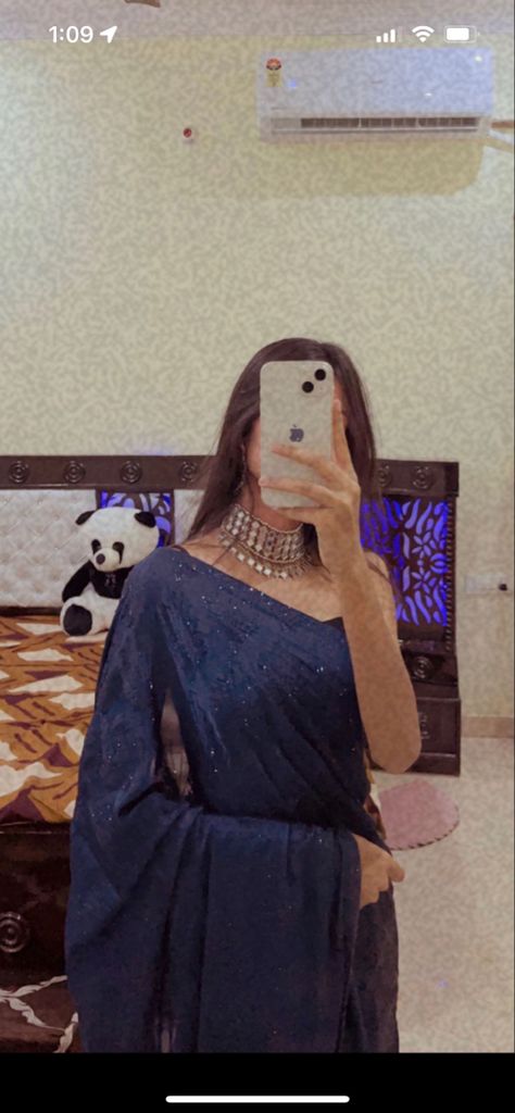 Saari Poses Mirror Selfie, Mirror Selfie Indian Dress, Saree Dpz Girl, Mirror Selfie In Traditional, Blue Saree Aesthetic, Indian Girl Mirror Sefile, Lehenga Mirror Selfie, Iphone Mirror Selfie Aesthetic, Indian Mirror Selfie