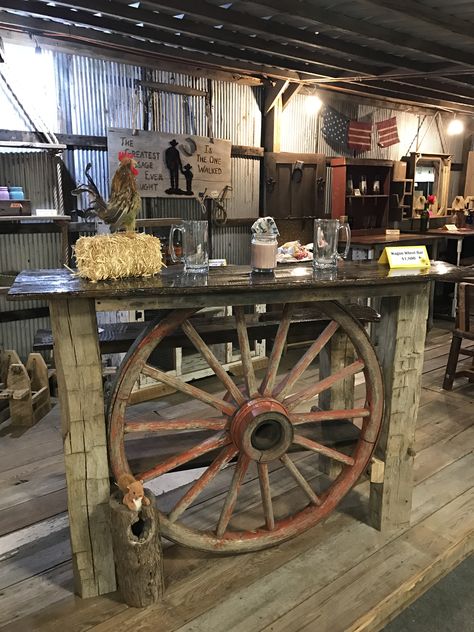 Wagon Wheel Repurposed, Wagon Wheel Table Ideas, Old Wheel Ideas, Old Wagon Wheel Ideas, Wagon Wheel Table, Western Style Decor, Wagon Wheel Decor, Bar Countertop, Metal Wagon