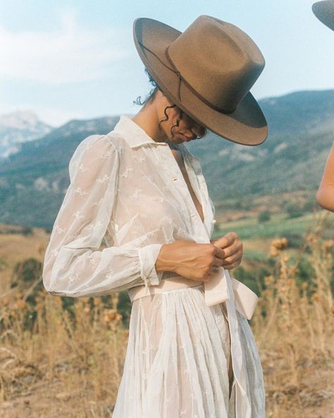 4d6e4749289c4ec58c0063a90deb3964desc49001871ri Editorial Vogue, Saul Leiter, Summer Family Photos, Vogue Editorial, Mode Editorials, Ethno Style, Tim Walker, Helena Christensen, Peter Lindbergh