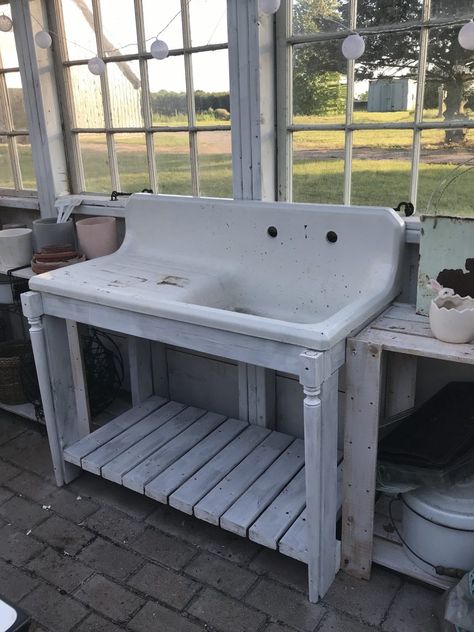 Sink Potting Bench, Vintage Sinks, Potting Bench With Sink, Outdoor Garden Sink, Potting Bench Ideas, Outside Sink, Outdoor Potting Bench, Potting Benches, Garden Sink