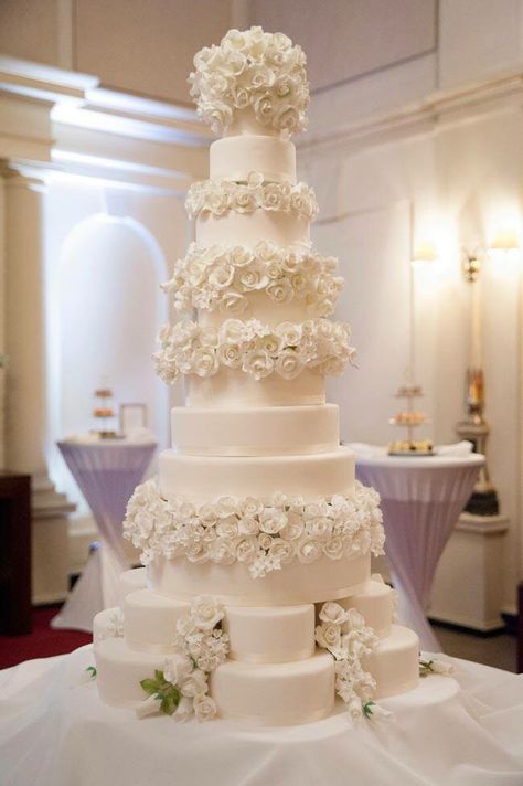 Wedding cake! Layer Wedding Cake, Fake Wedding Cakes, 4 Tier Wedding Cake, Extravagant Wedding Cakes, Big Wedding Cakes, Dream Wedding Cake, Luxury Wedding Cake, Romantic Wedding Cake, Amazing Wedding Cakes