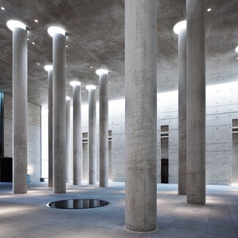 Perfect vibe for a crematorium, however I can't help but think this place would look amazing with moss covering the floor. Tall Ceiling Design, Cylinder Architecture, Column Lighting, Interior Columns, Concrete Column, Concrete Architecture, Column Design, Empty Room, Space Architecture