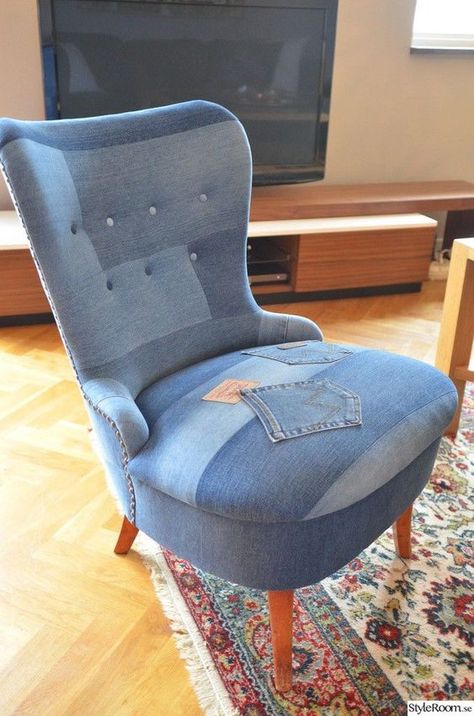 chair upholstered in denim    #oldjeansasupholsteryfabric #denimupholsteredchair #chairupholsteredindenim #oldjeanschair #upcycling #upholsteryinspiration #upholsteringwitholdjeans Sofa Organizer, Återvinna Jeans, Denim Furniture, Upcycled Denim Diy, Diy Jeans Crafts, Denim Wallpaper, Diy Old Jeans, Jeans Recycling, Denim Scraps