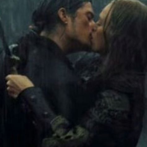 Will Turner and Elizabeth Swann. <3 Elisabeth Swan, Will And Elizabeth, Movie Kisses, On Stranger Tides, Elizabeth Swann, Kissing In The Rain, Captain Jack Sparrow, Pirate Life, Orlando Bloom