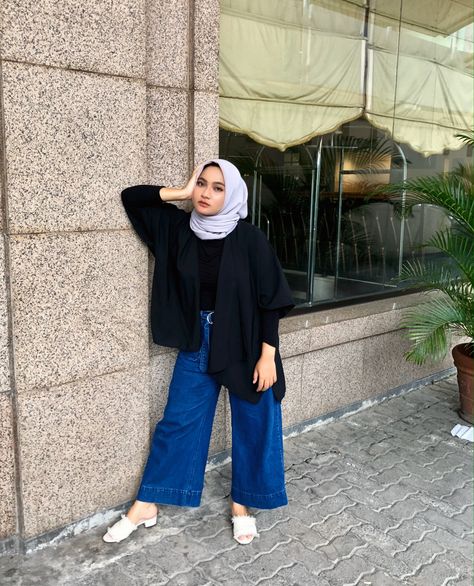 - Black oversized outer from shopee - Black inner manset - Oversized cullote jeans with buckle bet  outfit by me: @nadhirahns  Weight: 75kg (plus size)  Height: 163cm Hijab Fashion Plus Size, Plus Size Outfits Hijab, Ootd Hijab Plus Size, Plus Size Hijabi Outfits, Plus Size Hijab Fashion, Hijab Plus Size, Ootd Concert, Summer Hijabi, Plus Size Hijab