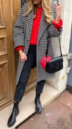 Patterned Coat Outfit, Black And White Jacket Outfit, Houndstooth Coat Outfit, Black And White Coat, Mode Shoes, Best Winter Outfits, Fashion Capsule Wardrobe, Plaid Outfits, Mode Casual