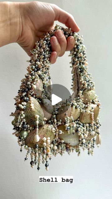 Atelier Paula Votteler on Instagram: "I made a bag out of abalone shells👂🐚

For as long as I can remember, I’ve been looking for abalones whenever I’m on a beach. They are my mom’s favorite seashells and I spent so many wonderful hours with her searching for them. I’m very happy that I was finally able to use them in a project.

#embroidery #embroideryart #embroidered #embroidering #sew #sewing #seashells #shells #abalone #diy #doityourself #beads #pearls #motherofpearl" Seashell Bag Diy, Diy Pearl Bag, Diy Beaded Bag, Seashell Bag, Shell Embroidery, Beads Bag, Pearl Embroidery, Shell Bag, Beads Craft Jewelry