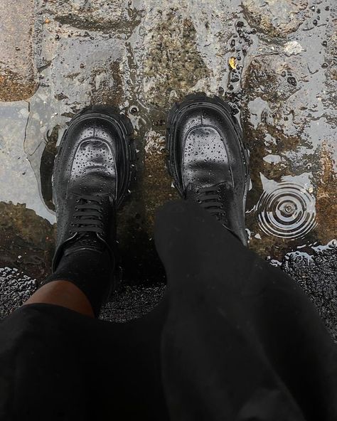 CHANEL MCKINSIE (@chanelmckinsie) • Photos et vidéos Instagram Chaotic Academia, Regulus Black, New Energy, On The Ground, My Vibe, Black Aesthetic, Dark Academia, Dark Aesthetic, All Black Sneakers