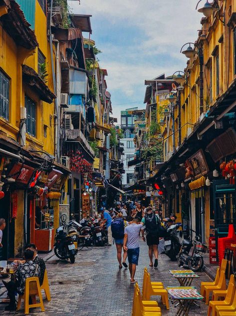 Hanoi Night Market, Ha Noi Vietnam, Hanoi Vietnam Aesthetic, Hanoi Nightlife, Hanoi Vietnam Photography, Nam Aesthetic, Hanoi Things To Do, Streets Aesthetic, Dalat Vietnam