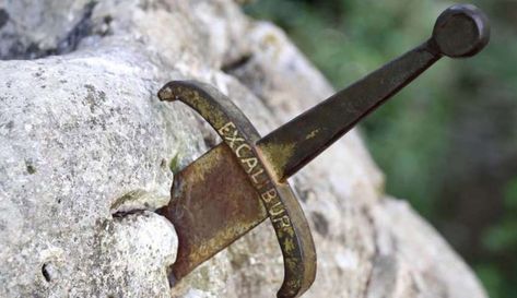 Archaeologists have drawn a fourteenth-century sword from a stone that was found at the bottom of the Vrbas River, west of Bosnia and Herzegovina. The Vrbas is a river 240 kilometers long in the heart of Bosnia, just near the city of Banja Luka. The discovery has been compared to the legend of King Arthur’s magic sword due to the way it was found. King Arthur Excalibur, Magic Realms, Rei Arthur, King Arthur Legend, Mists Of Avalon, Alien Photos, Roi Arthur, Gold Detector, Arthurian Legend