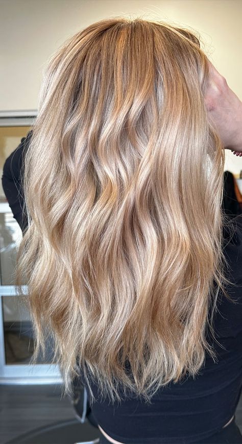 Short Honey Blonde Highlights, Short Hair Honey Blonde, Blonde Highlights Straight Hair, Blonde Highlights Honey, Blonde Highlights On Blonde Hair, Highlights Honey Blonde, Blonde Highlights On Black Hair, Blackberry Hair Colour, Blonde Highlights Short Hair