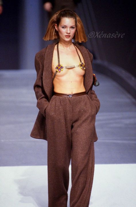 Kate Moss 90s, Chanel Runway, Chanel Outfit, Chanel Collection, Brand Campaign, Couture Runway, Runway Show, Kate Moss, Mode Fashion