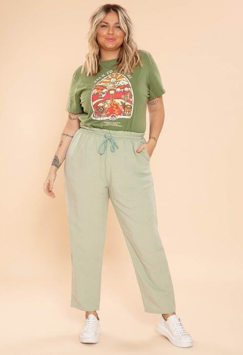 Curvy Tshirt Outfits, Sporty Outfits Midsize, Plus Size Sets Outfit, Plus Size Lazy Day Outfits, Sporty Outfits Plus Size, Plus Size Colorful Outfits, Plus Size Lesbian Fashion, Plus Size Sporty Outfits, Trip Outfit Summer