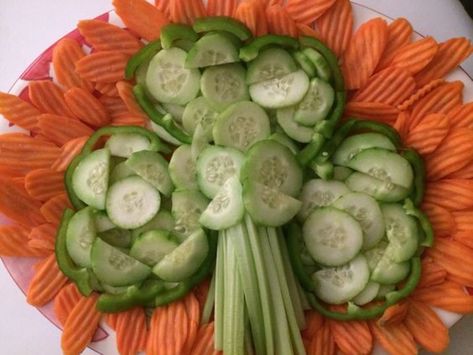 irish-flag-appetizers Shamrock Veggie Tray, Shamrock Appetizers, Green Appetizers, Irish Appetizers, St Patrick's Day Appetizers, St Patricks Food, St Patrick Day Snacks, Appetizer Board, Orange Food Coloring