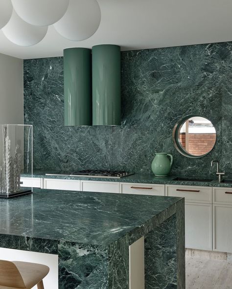 Vogue Living on Instagram: “Combining the intensely deep tones of Verde Alpi marble, white cabinetry and green accents, the kitchen of this Melbourne home, by…” Kitchen Countertop Colors, Modernist Interior, Modernist Architects, Countertop Colours, Timeless Kitchen, Melbourne House, Mid Century Architecture, Vogue Living, White Cabinetry