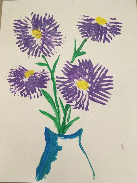 Kid's Aster Flower painting using a fork to make the flower petals.  I had kids draw the mouth of the vase, then add flowers with a fork and add the rest of the details. Fork Painting Ideas, Fork Art Painting, Aster Flower Painting, Fork Painting For Kids, Fork Painting, Fork Crafts, Spring Flower Crafts, Circus Crafts, Fork Art