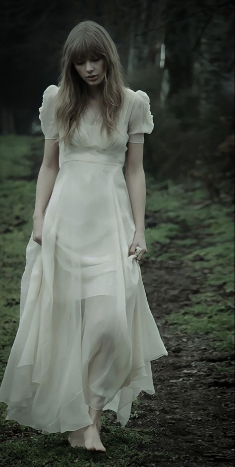 Alyssa Core Aesthetic, Taylor Swift Green, Folklore Dress, Enchanted Forest Wedding, Taylor Swift Videos, Movies Outfit, + Core + Aesthetic, Forest Wedding, Inspired Dress