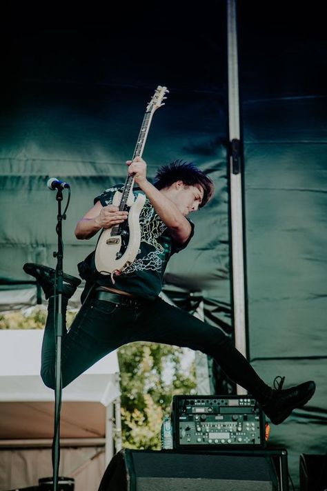 guitar poses Waterparks Entertainment, Punk Poses, Guitar Pose, Geoff Wigington, Jumping Poses, Punk Men, Festival Photo, Guitar Photos, The Boogeyman