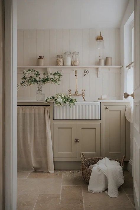 Cottage Laundry Room, Cottage Core Kitchen, Laundry Room Inspiration, Cozy Kitchen, Laundry Mud Room, Laundry Room Design, Cottage Kitchen, Kitchen Styling, Country Kitchen