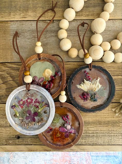 Pressed Flower Christmas Ornaments, Dried Flower Ornament Diy, Dried Flower Christmas Ornaments, Pressed Flower Ornaments, Resin Christmas Ornaments Diy, Dried Flower Ornaments, Resin Christmas Ornaments, Dried Flowers Resin, Scented Ornaments