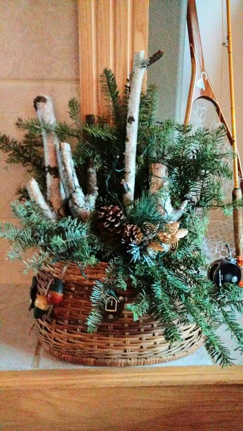 Antique fishing basket Christmas decor birch bark and Noble fur Fishing Basket Decor, Log Decor, Fishing Basket, Christmas Centerpieces Diy, Christmas Baskets, Birch Bark, Christmas Greenery, Christmas Centerpieces, Cabin Decor