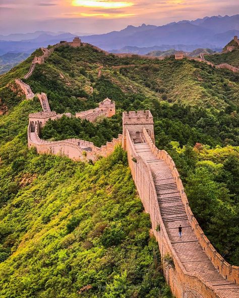 @chinasights on Instagram: “Many visitors of the Great Wall of China say that the sight of a sunset or a sunrise they saw here is an experience they will never forget.…” Pekin China, Many Eyes, China City, Great Wall Of China, Best Sunset, Wonderful Picture, Famous Landmarks, Great Wall, Ancient China