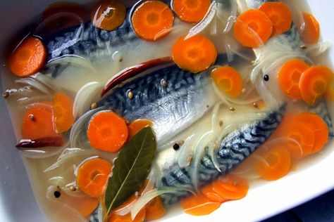 How to pickle mackerel Pickled Fish Recipe, Fish Dishes Recipes, Herring Recipes, Pickled Herring, Cup Recipes, Irish Foods, Mackerel Recipes, Mackerel Fish, Thyme Recipes