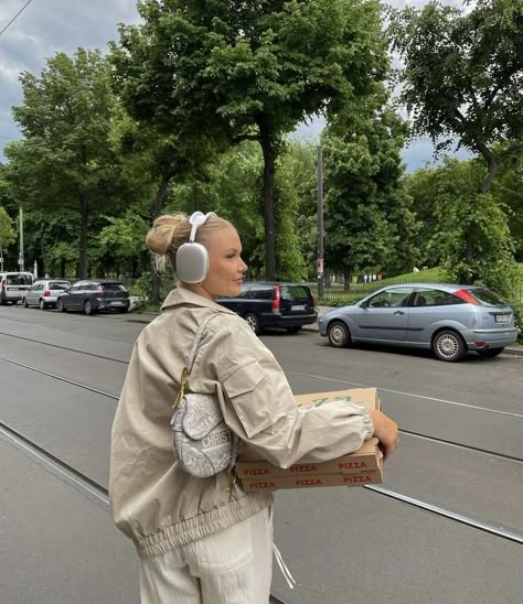 Beige Street Style, Streetwear Fashion Instagram, Trendy Headphones, Air Pods Max, Headphone Outfit, Apple Headphones, Airpod Max, Apple Headphone, Cute Headphones