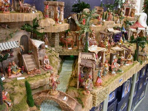 Fontanini Nativity Display Ideas, Nativity Diorama, Nativity Images, Christmas Nativity Scene Display, Nativity Display, Christmas Crib Ideas, Nativity Scene Display, Fontanini Nativity, Christmas Crib