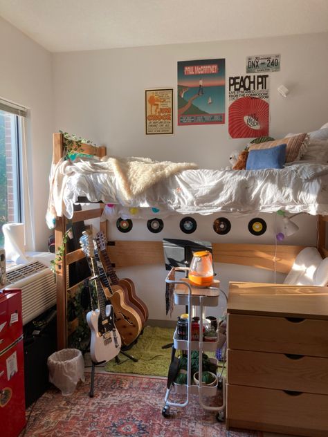 my freshman year dorm Art Student Dorm Room, Fun Dorm Room Decor, College Dorm Lofted Beds, 70s Style Dorm Room, Cozy Dorm Ideas, Vintage Dorm Room Decor, Purple College Dorm, Rutgers Dorm, College Dorm Room Ideas Freshman Year