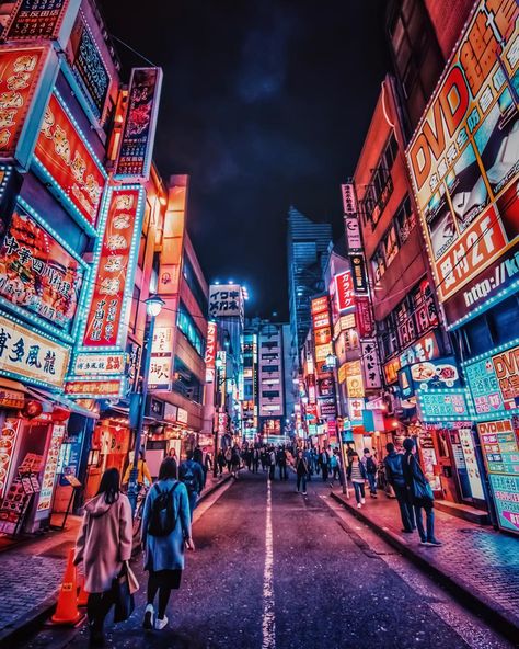 As one of Tokyo's premier places to have an amazing fun night out, Shibuya should definitely be on your must visit list.⁣⁣ 📷 moto_ph0t0⁣⁣ Photos Of Japan, City Lights At Night, Japan Guide, Tokyo Night, Shibuya Tokyo, Trip To Japan, Japan Photography, Landscape Photography Tips, Travel Photography Tips