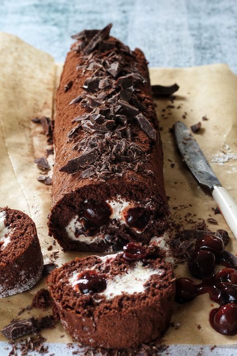 Black Forest Roulade, Black Forest Recipes Desserts, Black Forest Swiss Roll, Black Forest Cake Roll, Black Forest Roll Cake, Black Forest Desserts, Roulade Recipe Desserts, Ginger Desserts, Roulade Cake